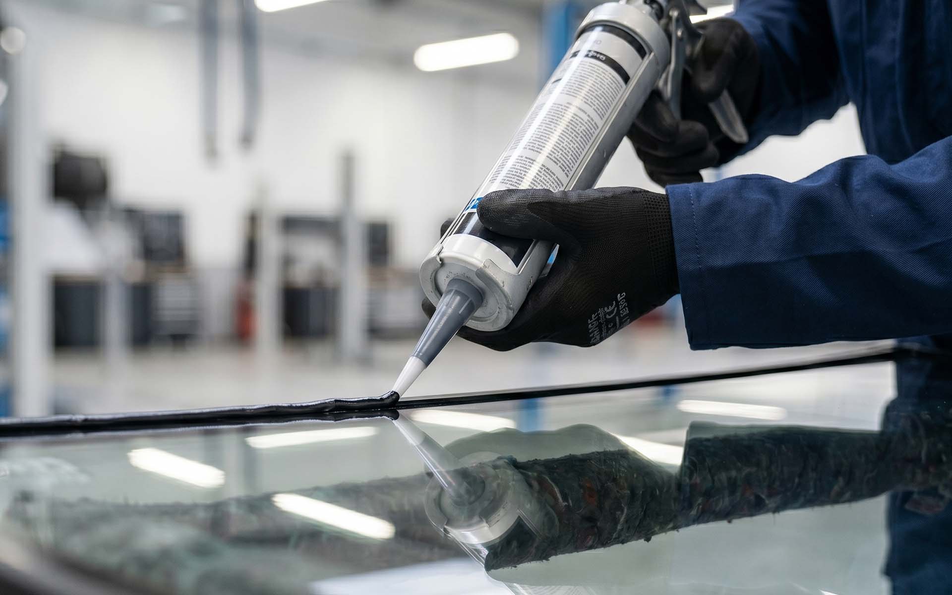 Glasabdichtung beim Frontscheibentausch mit Klebemasse in der Autoglas-Werkstatt Lübeck.